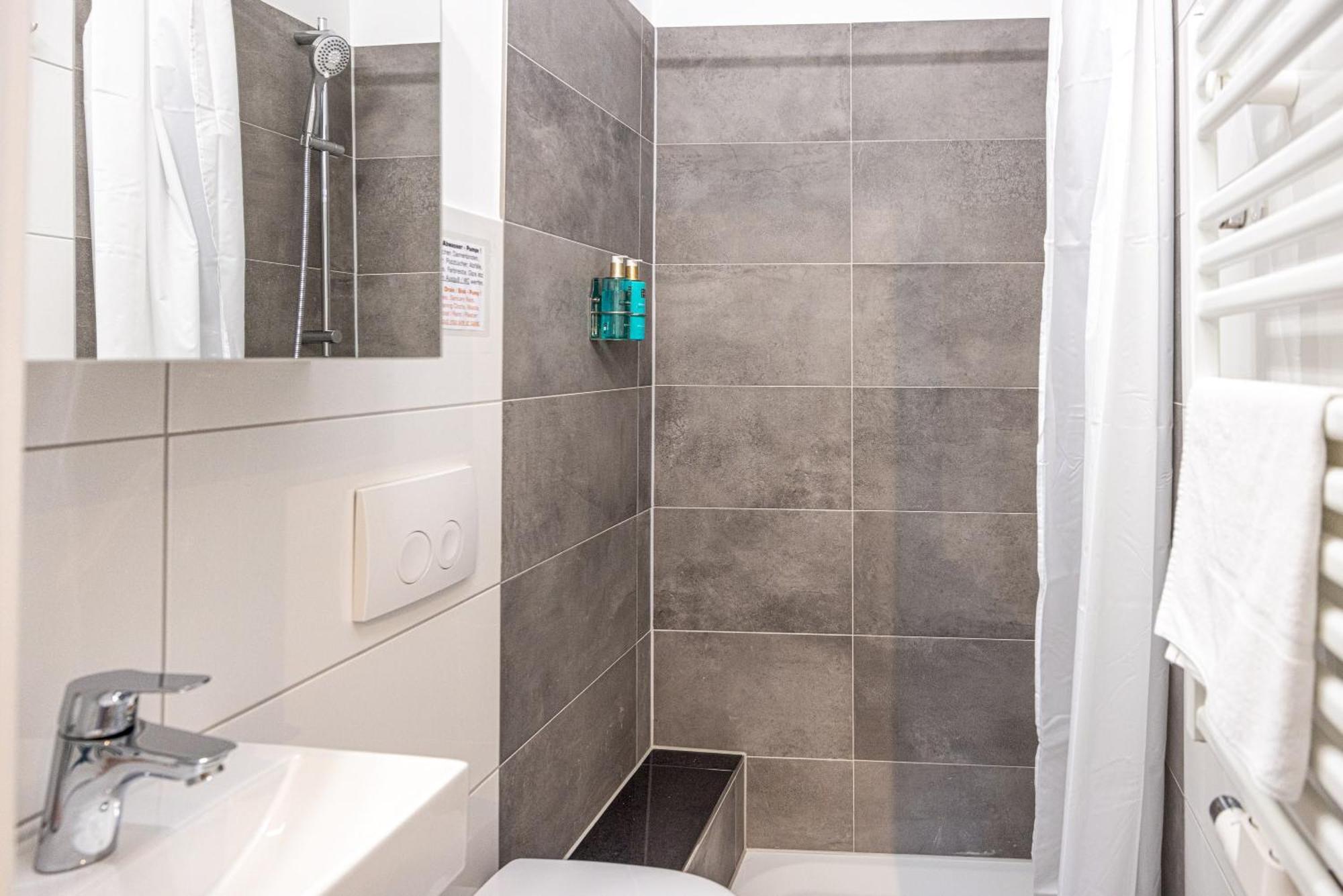 Have-a-nice-stay - Souterrain, Kino An Der Natur, U-bahn Nach Hamburg 400m - Baecker & Restaurants 500m - Lidl 800m - Zentrum 1,5km Apartment *